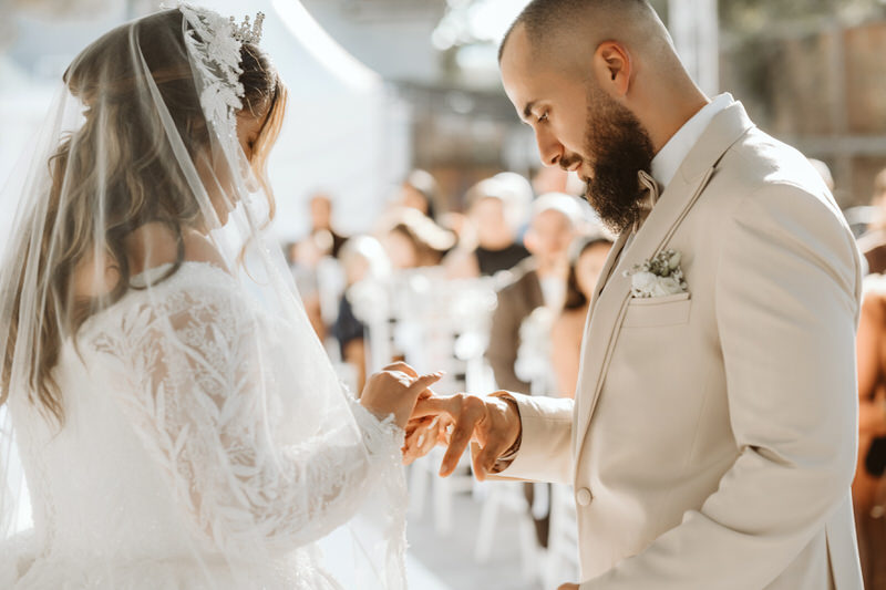 Braut steckt Bräutigam den Ring an in der Villa Blanca in Duisburg