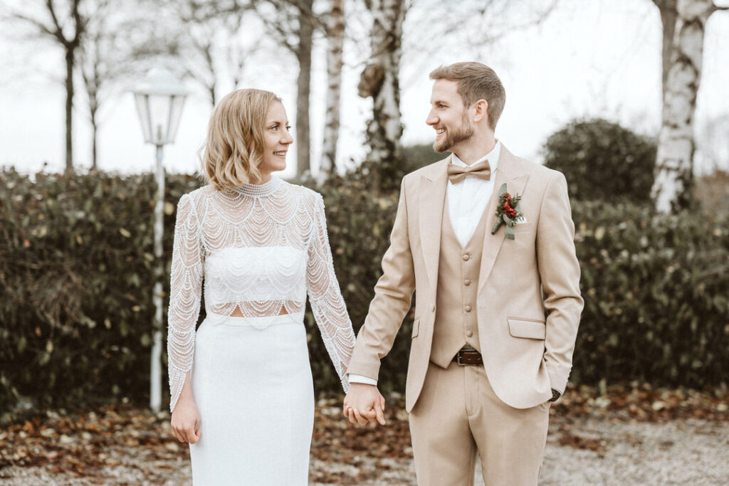 Braut und Bräutigam stehen gemeinsam auf dem Feltgenhof in Moers