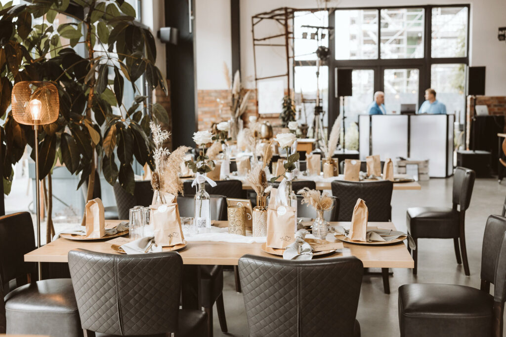 Dekoration der Tische bei der Hochzeit in der Zeloh