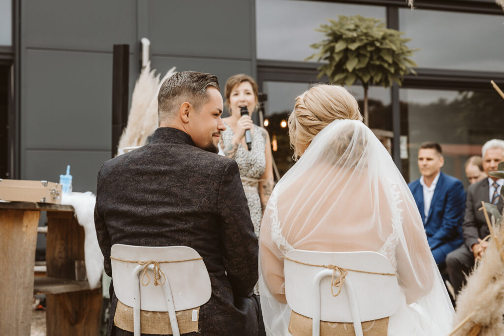 Brautpaar von hinten bei der freie Trauung