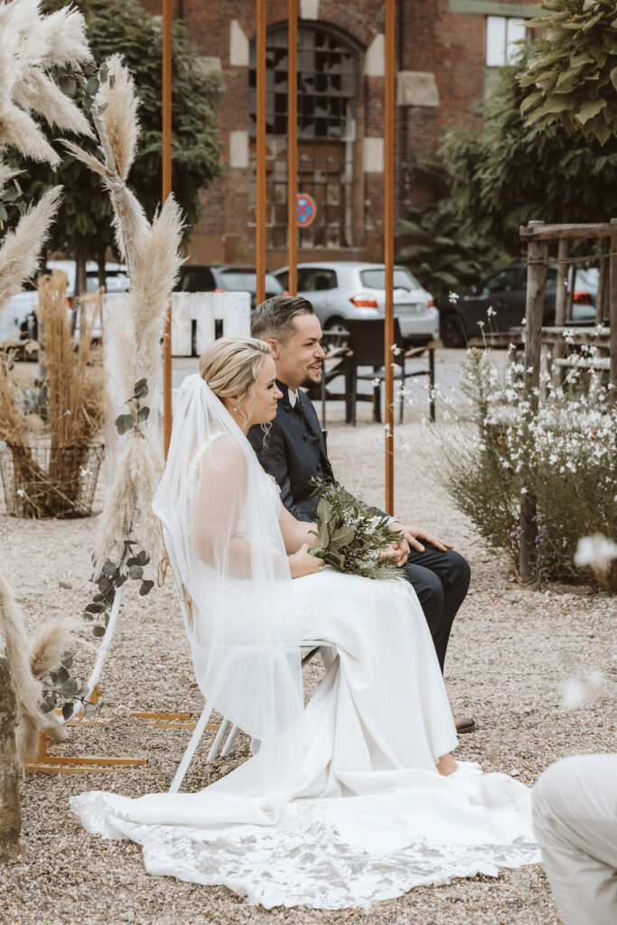 Brautpaar bei der Zeremonie in der Zeloh in Dinslaken