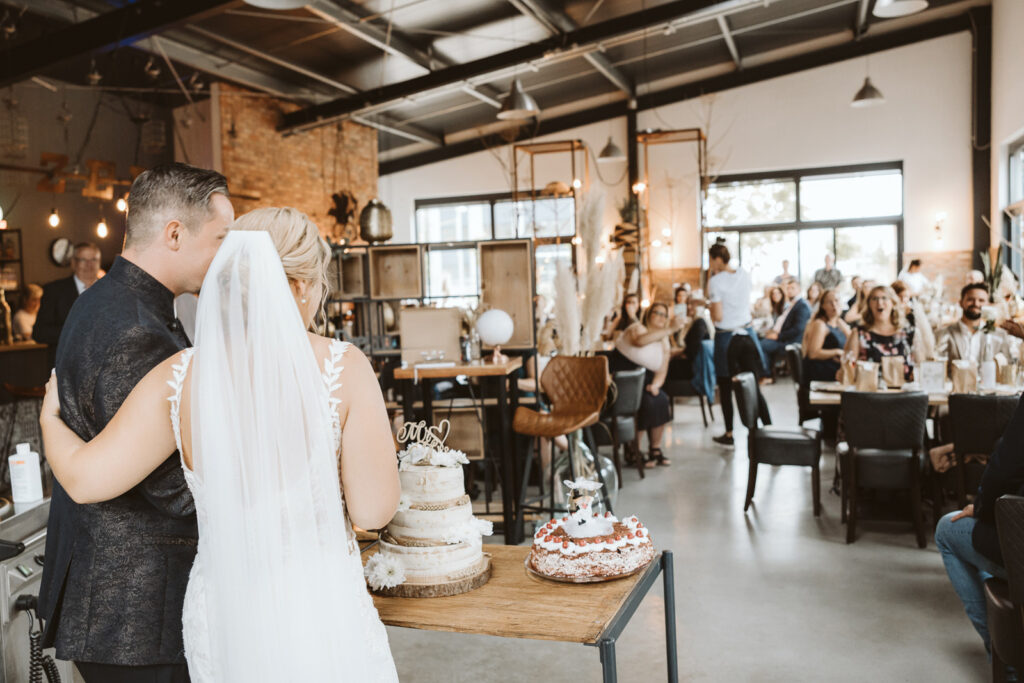 Anschnitt der Hochzeitstorte bei der Hochzeit in der Zeloh in Dinslaken