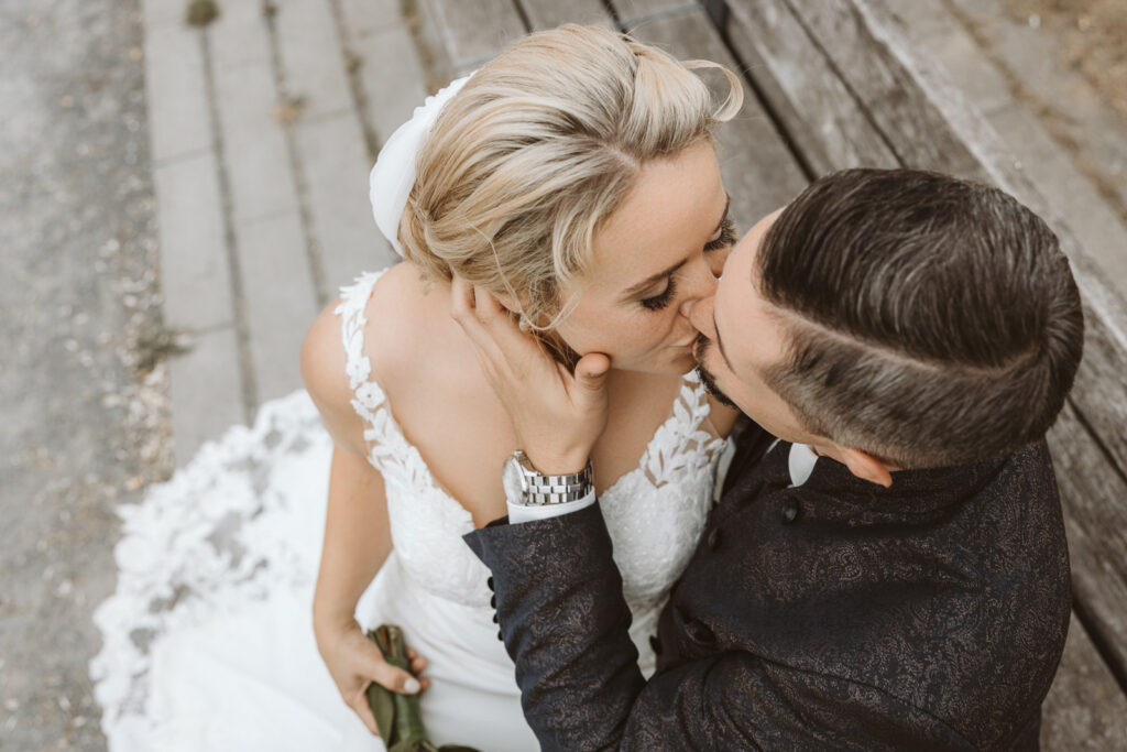 Braut und Bräutigam sitzend an der Zeloh