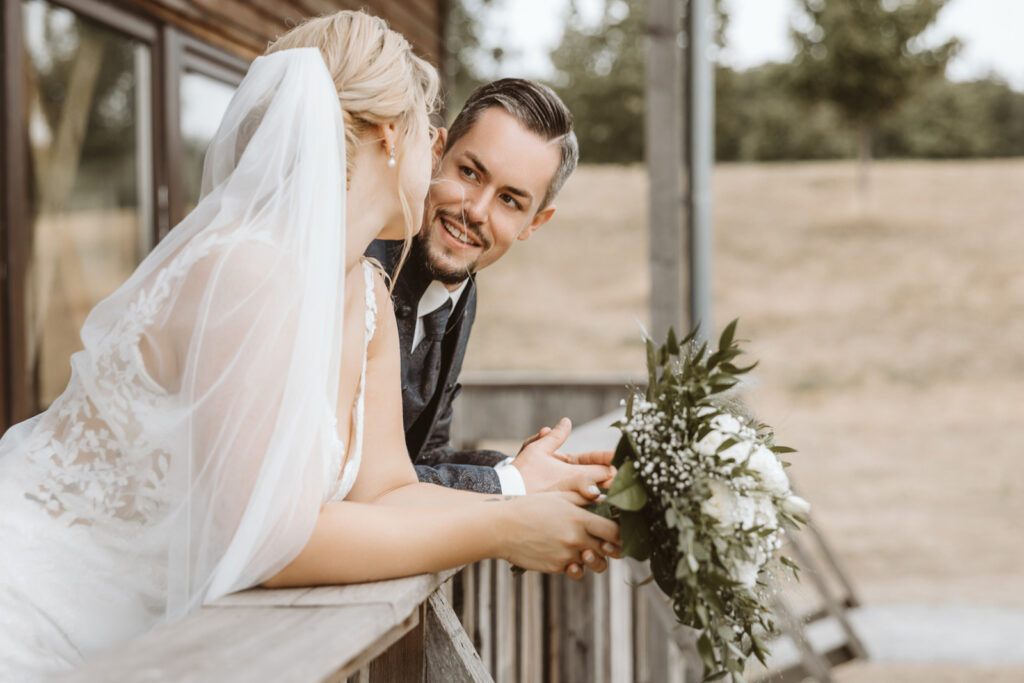 Bräutigam schaut seine Braut an in Dinslaken