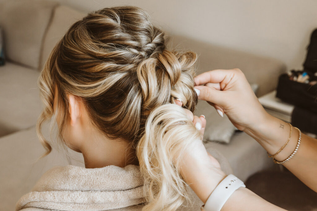Detailaufnahme der Frisur beim Brautstyling