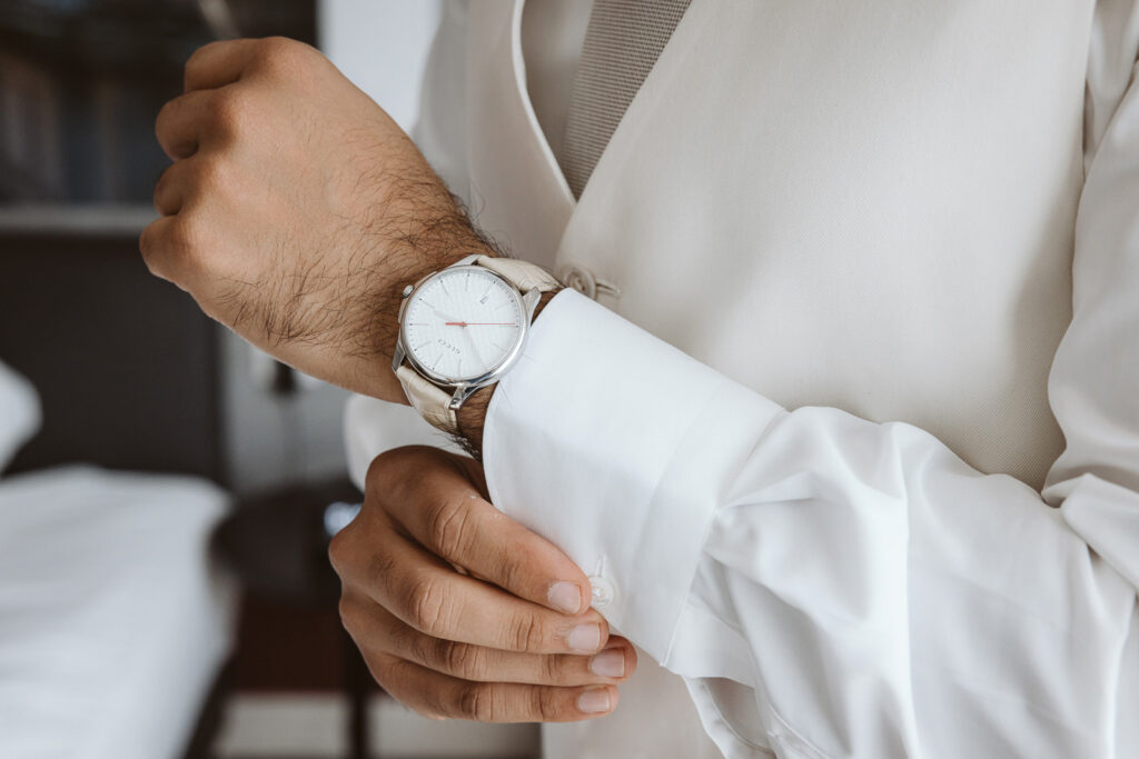 Detailaufnahme des Bräutigam beim Uhr anziehen