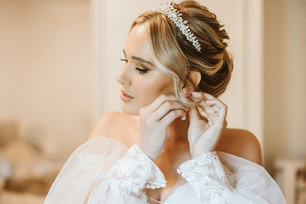 Braut zieht sich Ohrring an