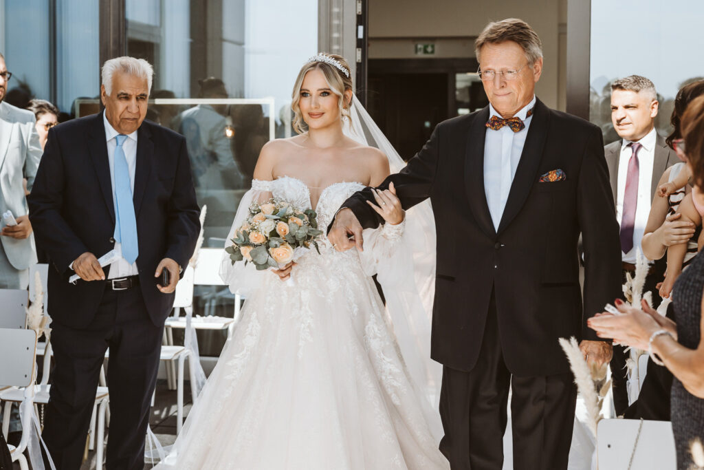 Braut wird vom Vater reingeführt zur Trauung