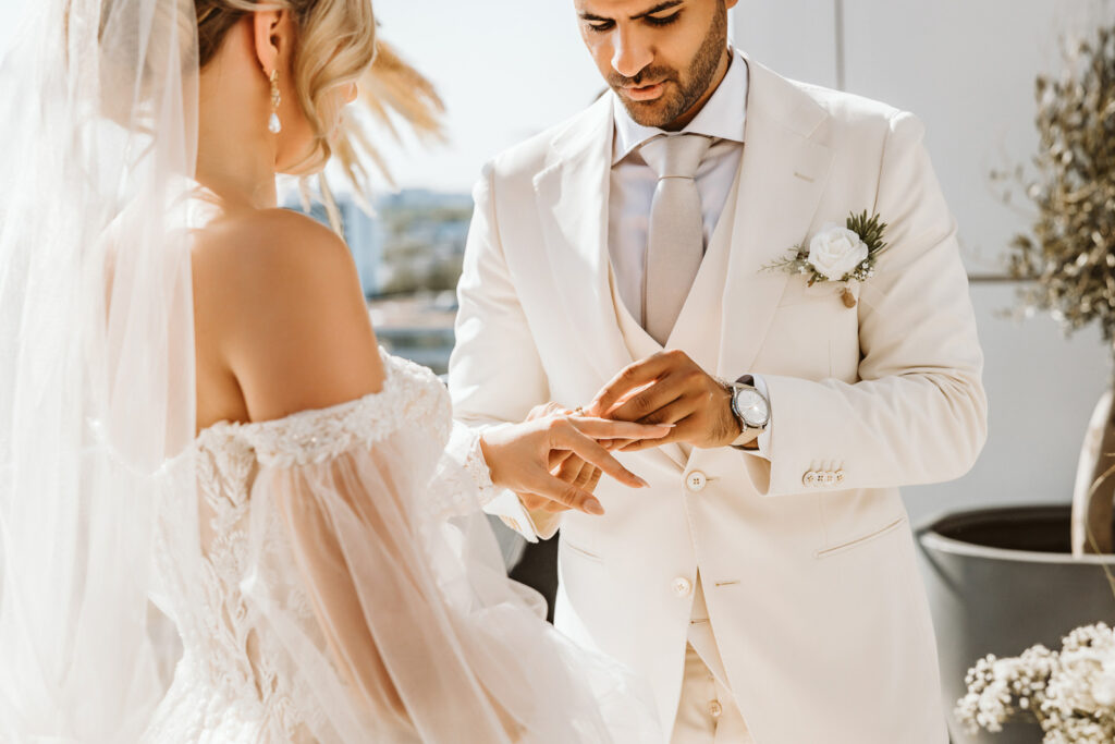 Bräutigam steckt der Braut den Ring an in Düsseldorf