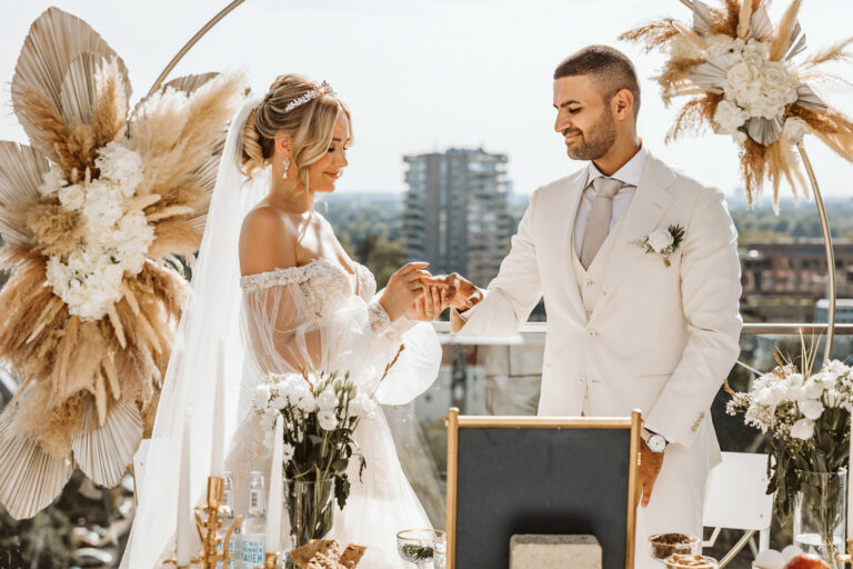 Brautpaar beim Ring anstecken über den Dächern von Düsseldorf