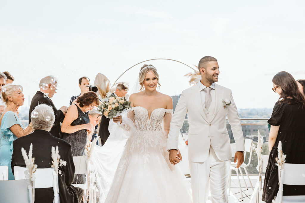 Auszug des Brautpaars nach der Trauung