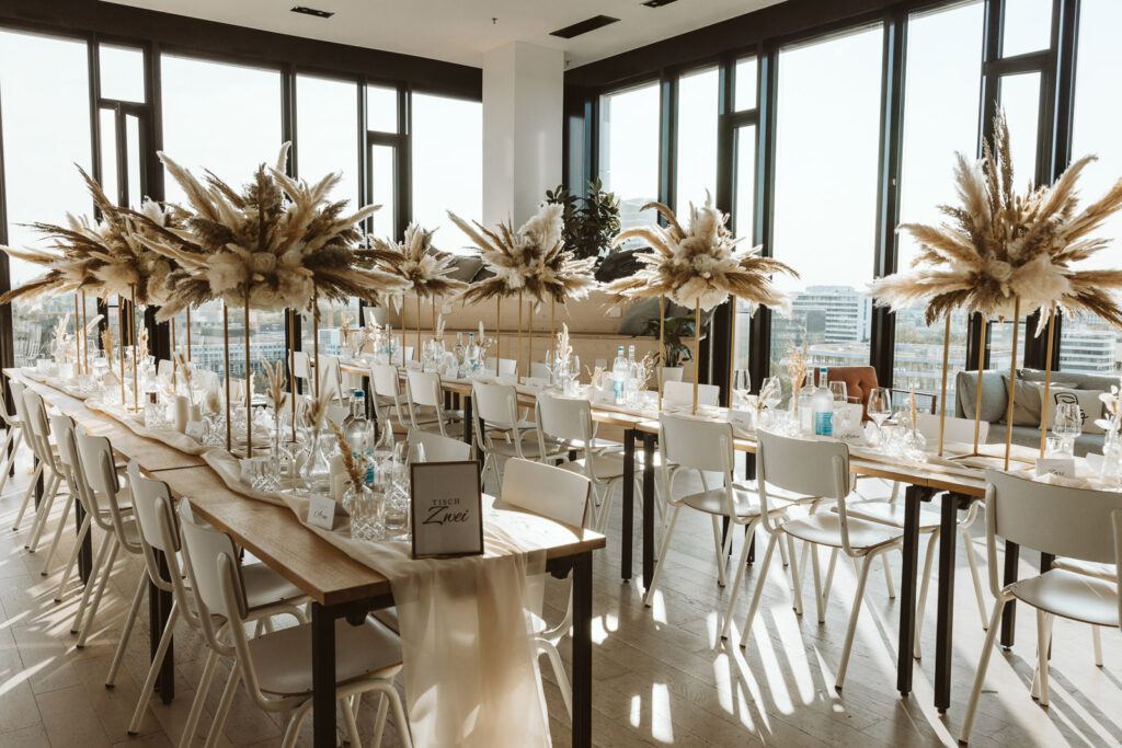 Hochzeitslocation mit gedeckten Tischen im Place to Be Düsseldorf