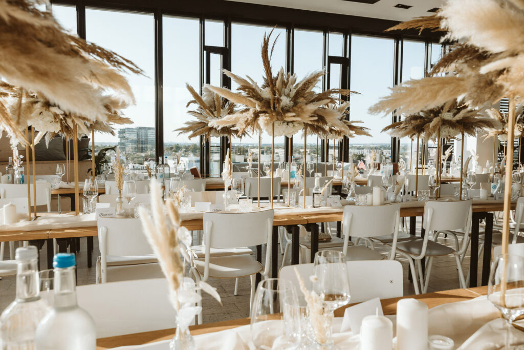 Hochzeitsdekoration der Tische im Place to Be Düsseldorf