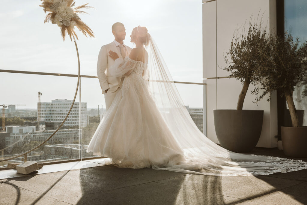 Brautpaar auf der Terrasse des Place to Be in Düsseldorf