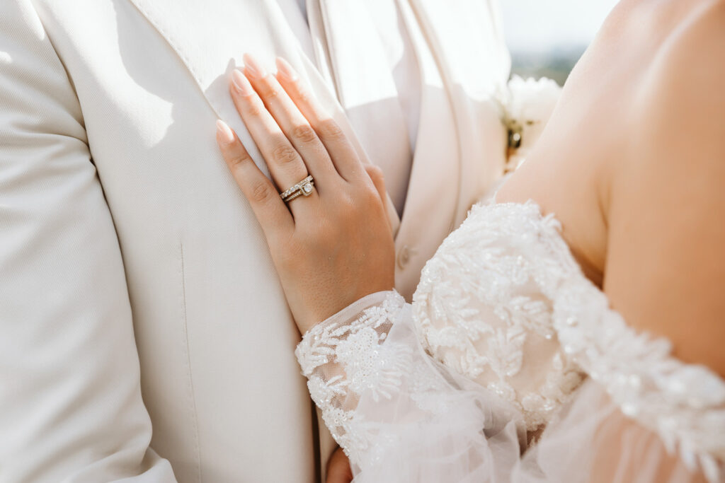 Detailaufnahme des Eherings der Braut