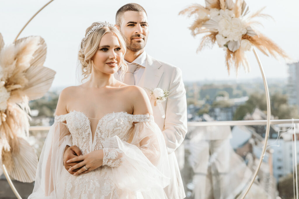 Brautpaar Arm in Arm über den Dächern von Düsseldorf