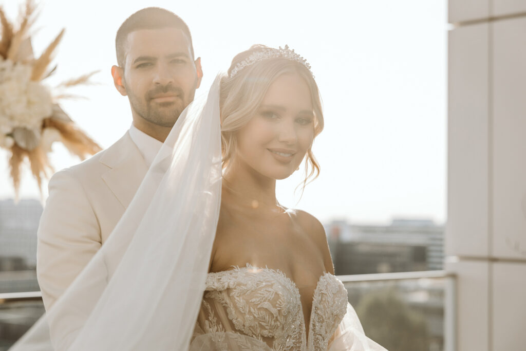 Nahaufnahme des Brautpaares im Gegenlicht in Düsseldorf