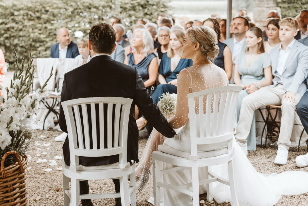 Brautpaar bei der freien Trauung im Baerlaghof