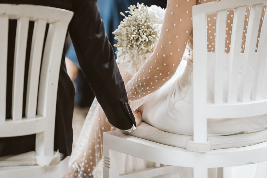 Detailaufnahme der Hände des Brautpaares bei der Trauung