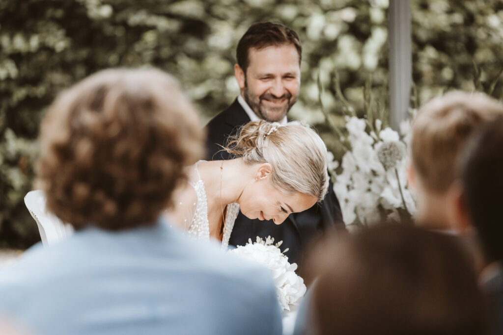 Braut lachend bei der freien Trauung im Baerlaghof in Issum