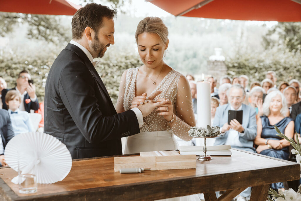 Brautpaar bei der Ringübergabe der freien Trauung in Issum