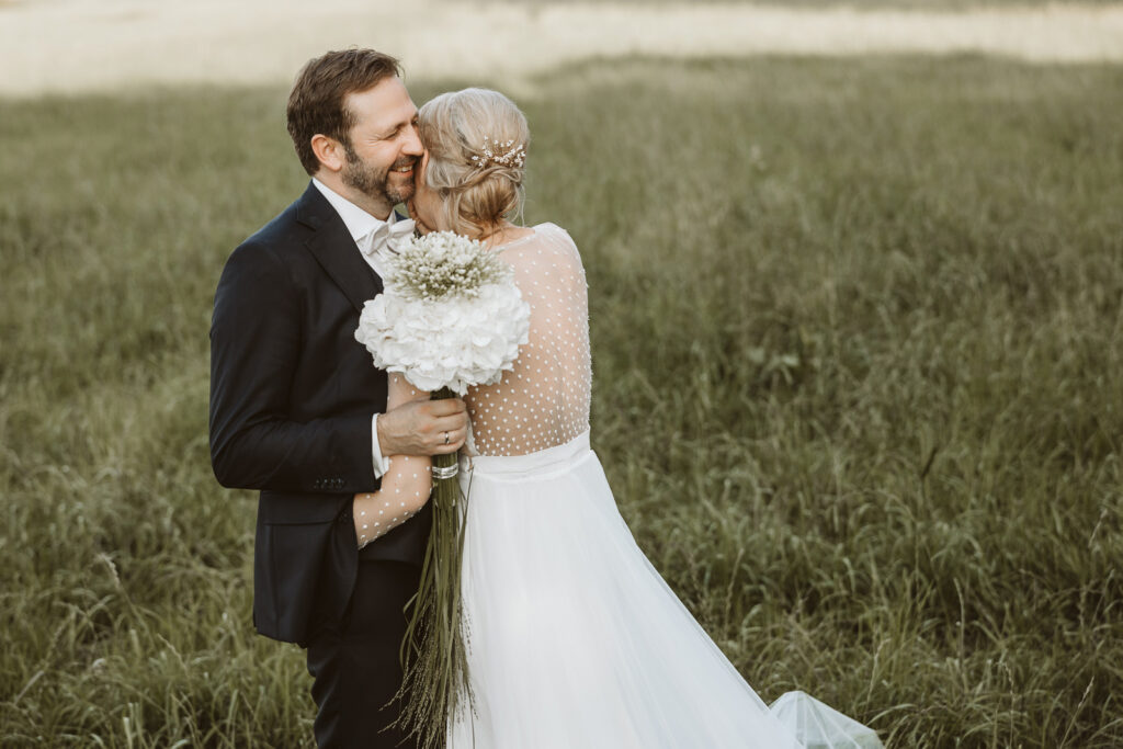 Brautpaar beim Fotoshooting im Feld in Issum