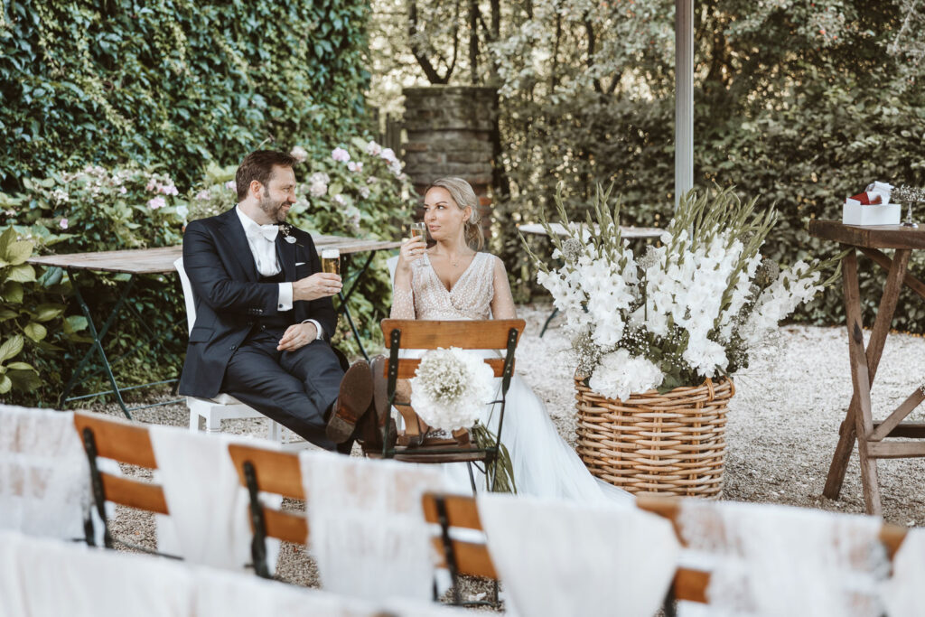 Brautpaar sitzend mit Sekt nach der freien Trauung