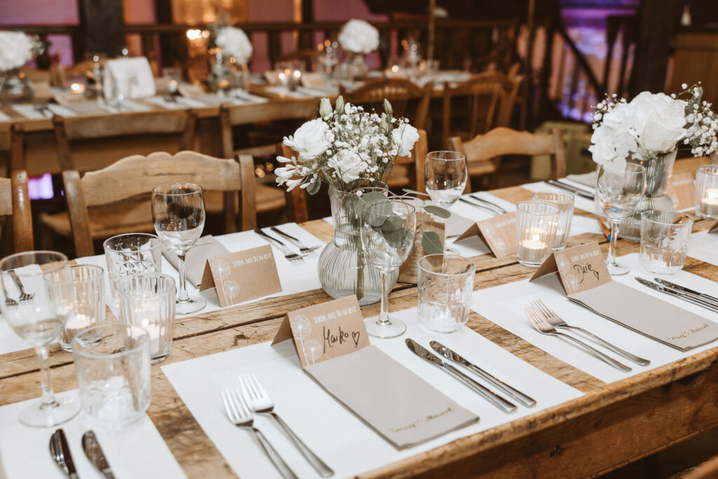 Detailaufnahme der Tischdekoration einer Hochzeit