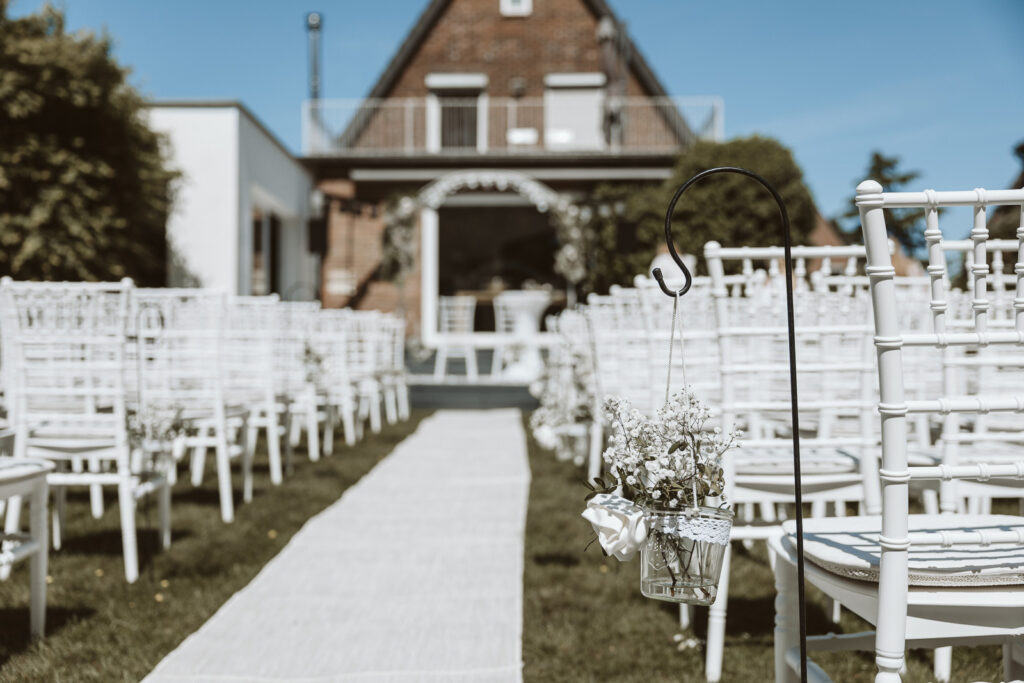 Detailaufnahme der Dekoration und der Stühle einer freien Trauung