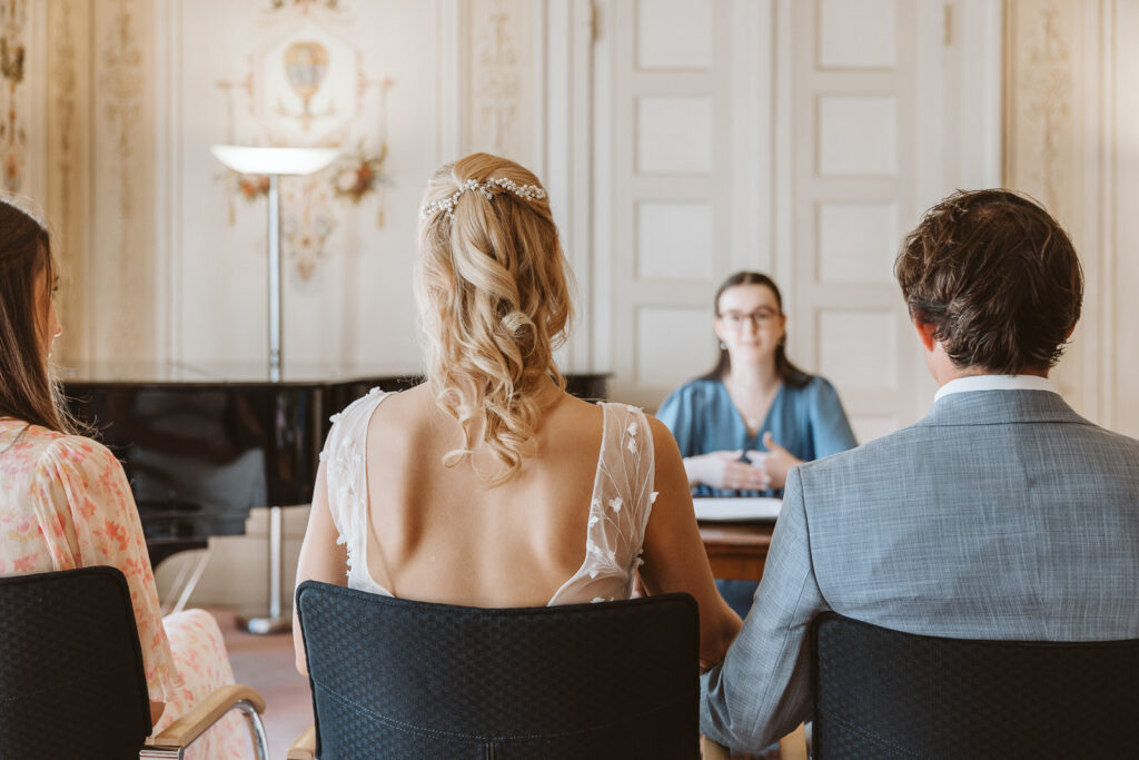 Brautpaar von hinten bei einer standesamtlichen Hochzeit im Sollbrüggenpark in Krefeld