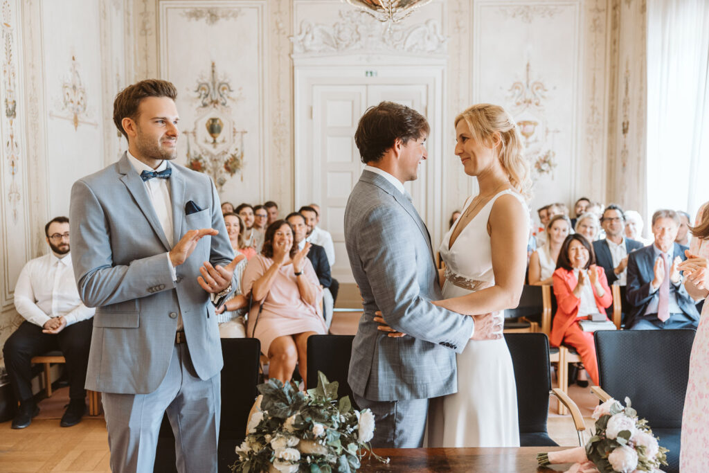 Brautpaar bei der standesamtlichen Hochzeit in Krefeld