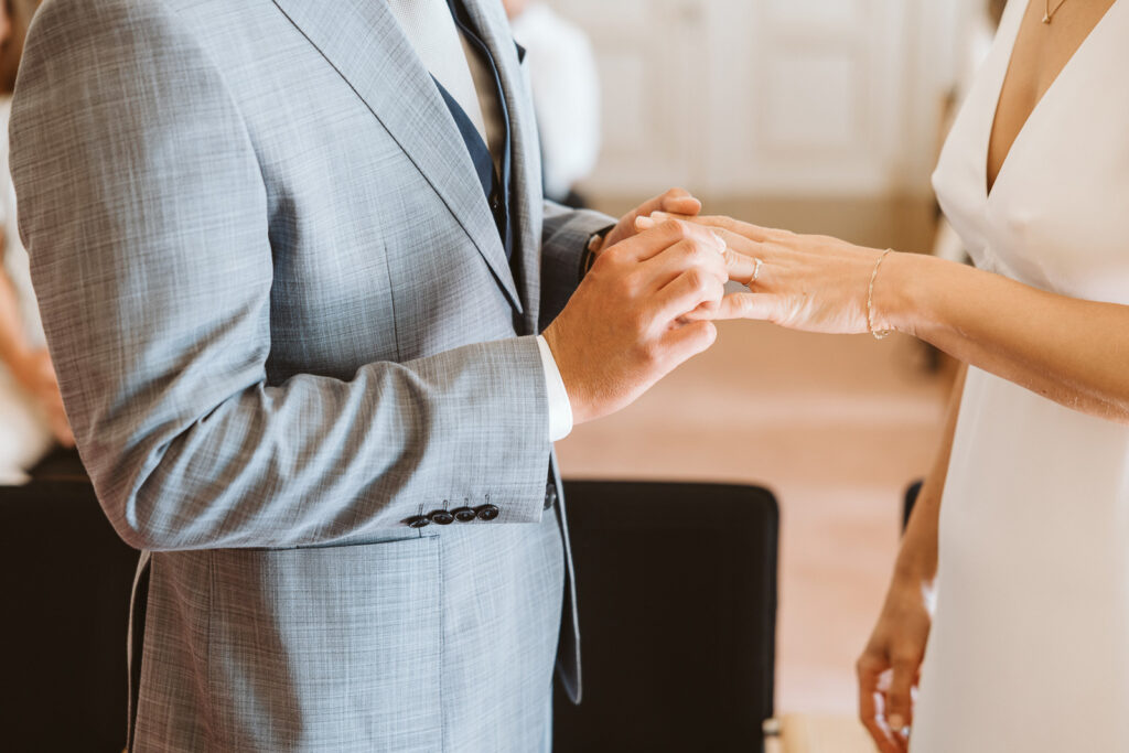 Detailaufnahme des anstecken des Ringes bei der standesamtlichen Hochzeit im Sollbrüggenpark in Krefeld