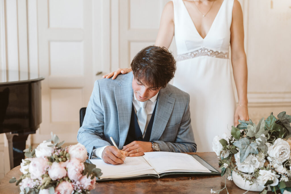 Unterschrift des Bräutigams bei der standesamtlichen Hochzeit in Krefeld