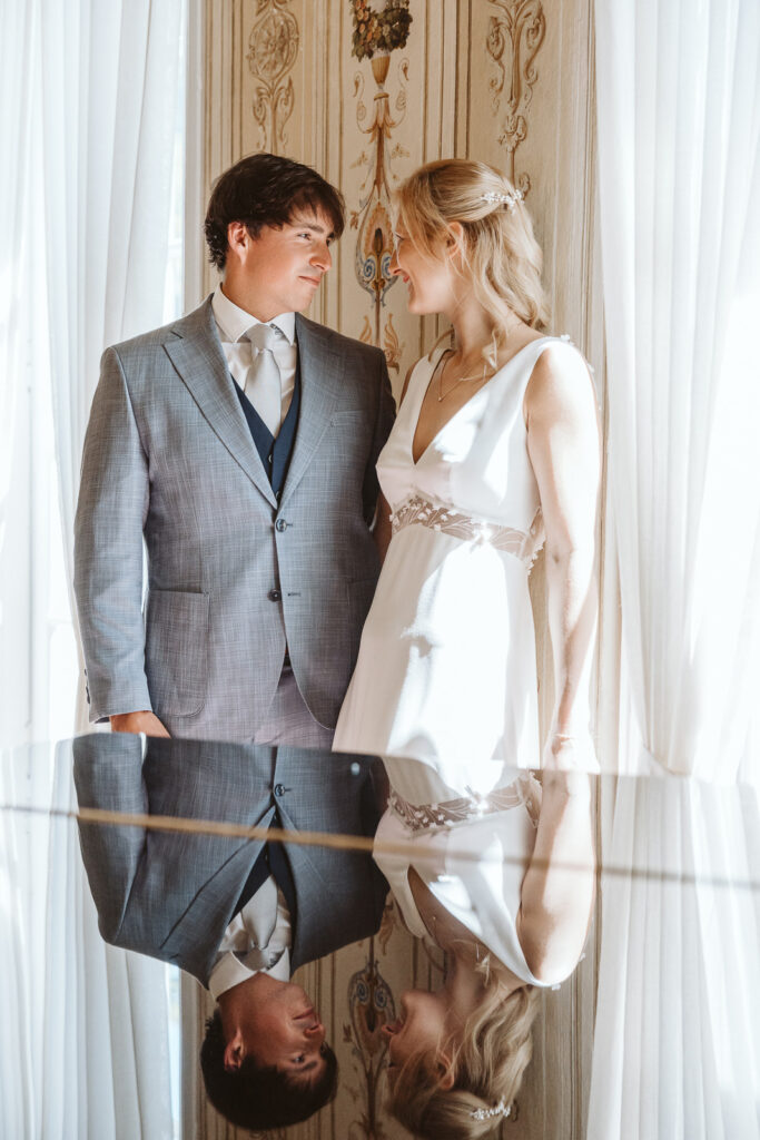 Brautpaar bei der standesamtlichen Hochzeit in der Musikschule in Krefeld