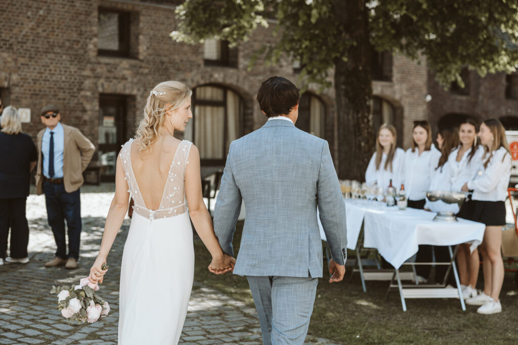 Auszug des Brautpaares zum Sektempfang in Krefeld