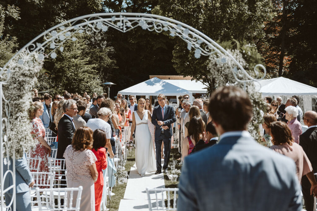 Einzug der Braut mit Vater zur freien Trauung in Krefeld