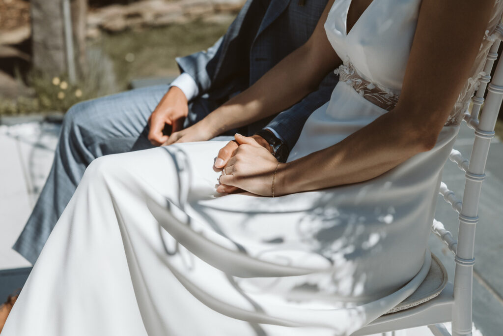 Detailaufnahme der Hände bei der freien Trauung in Krefeld