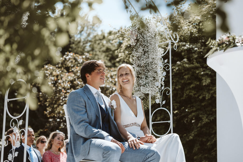Brautpaar lachend bei der freien Trauung im Sollbrüggenpark in Krefeld