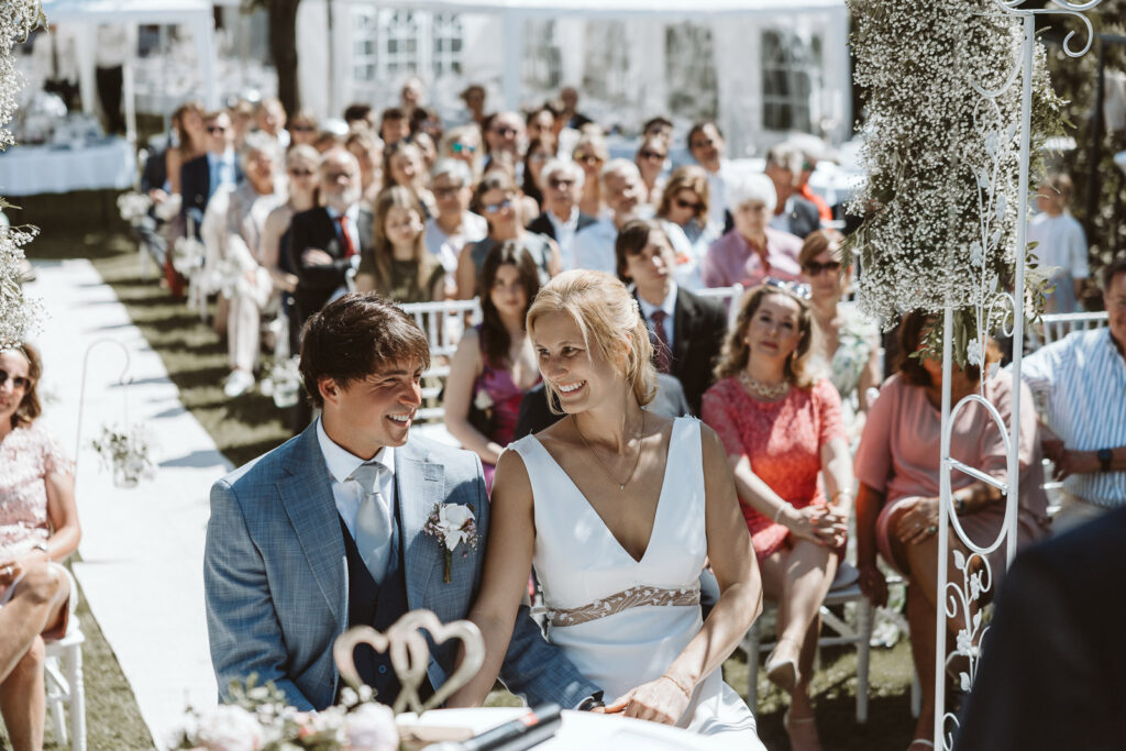 Brautpaar Hand in Hand bei der freien Trauung in Krefeld