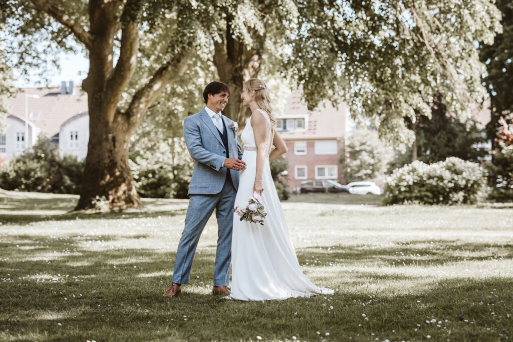 Brautpaar im Sollbrüggenpark in Krefeld