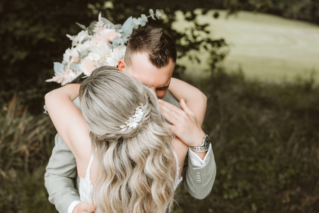 Braut und Bräutigam küssen sich in Schermbeck