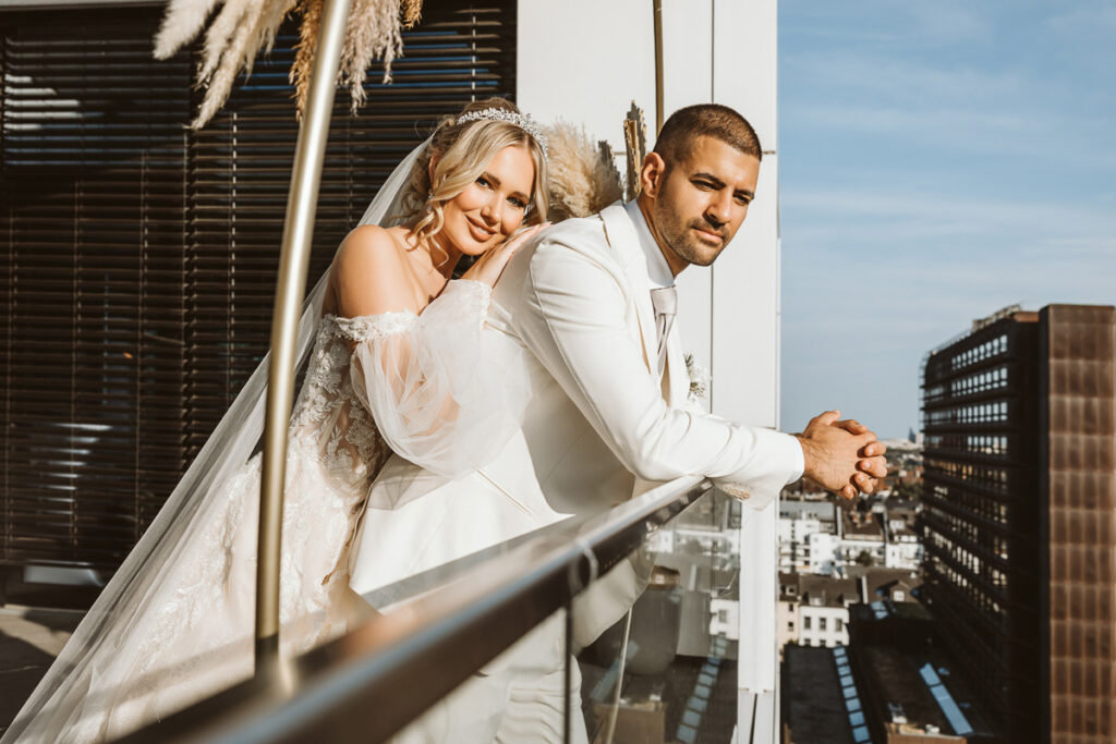 Braut und Bräutigam stehen auf der Terasse des Place to Be in Düsseldorf