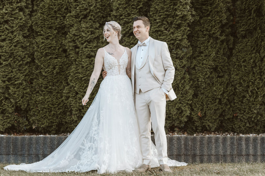 Braut und Bräutigam stehen nebeneinander auf dem Landgut Hochwald