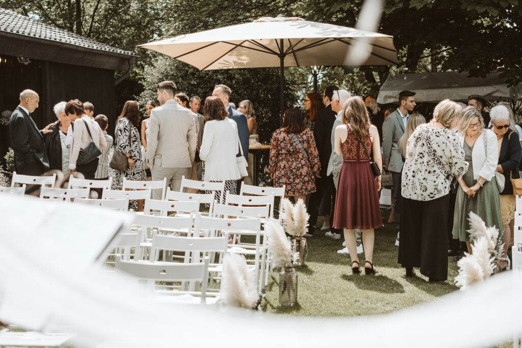 Hochzeitsgesellschaft am Wasserhaus in Moers