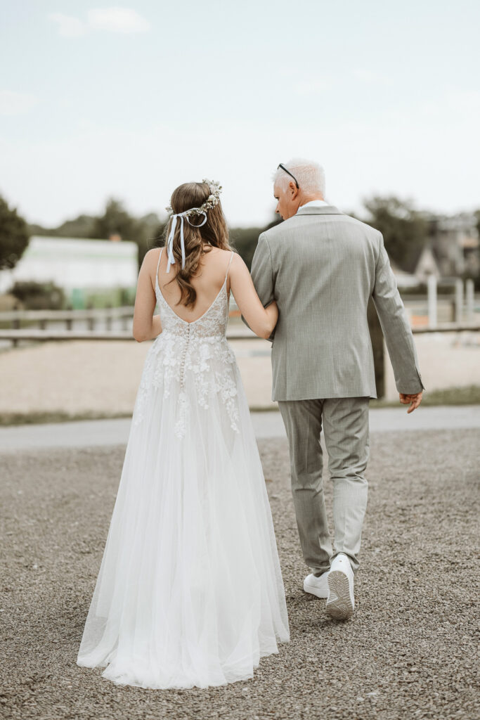 Braut und Brautvater gehen gemeinsam zur Trauung