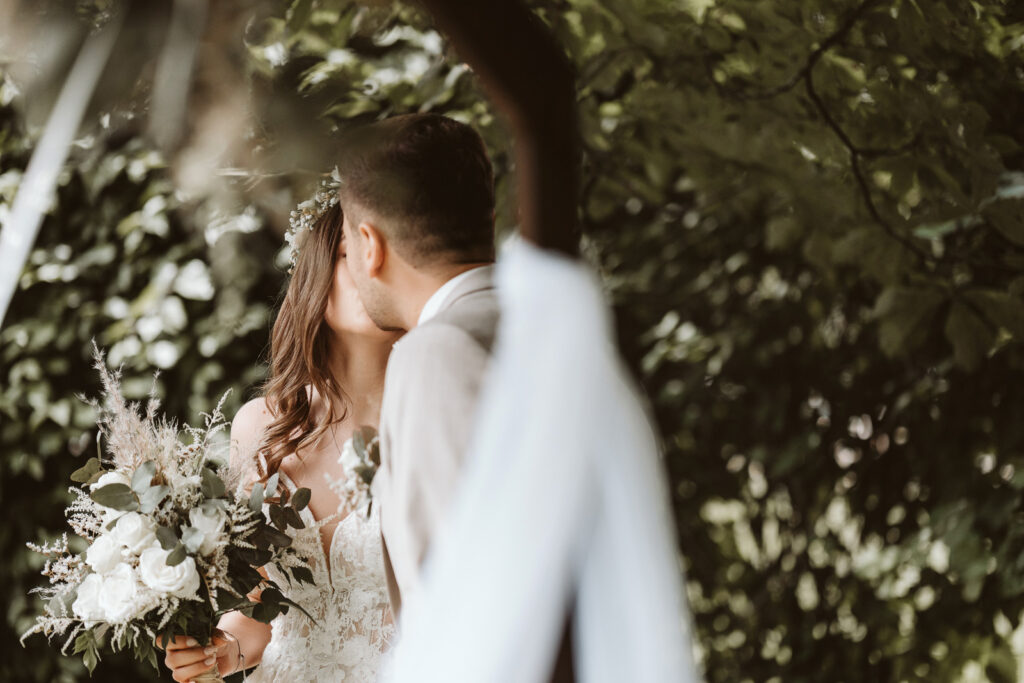 Brautpaar küsst sich