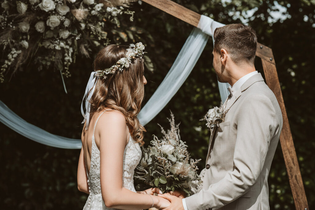 Brautpaar vor dem Ring anstecken der Freien Trauung