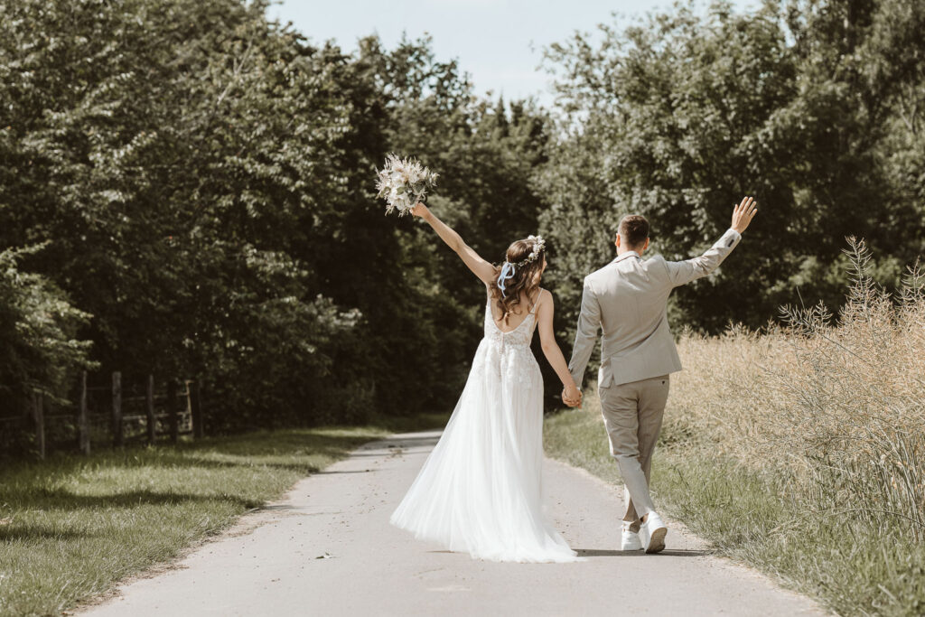 Brautpaar jubelt am Wasserhaus in Moers