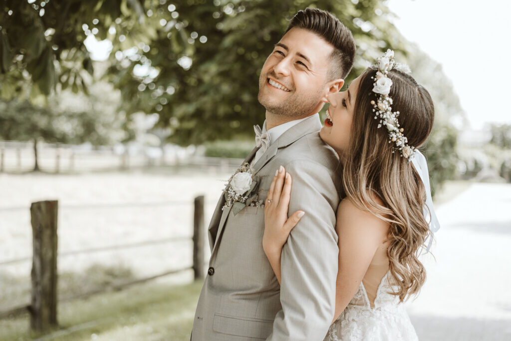 Braut sagt dem Bräutigam etwas ins Ohr