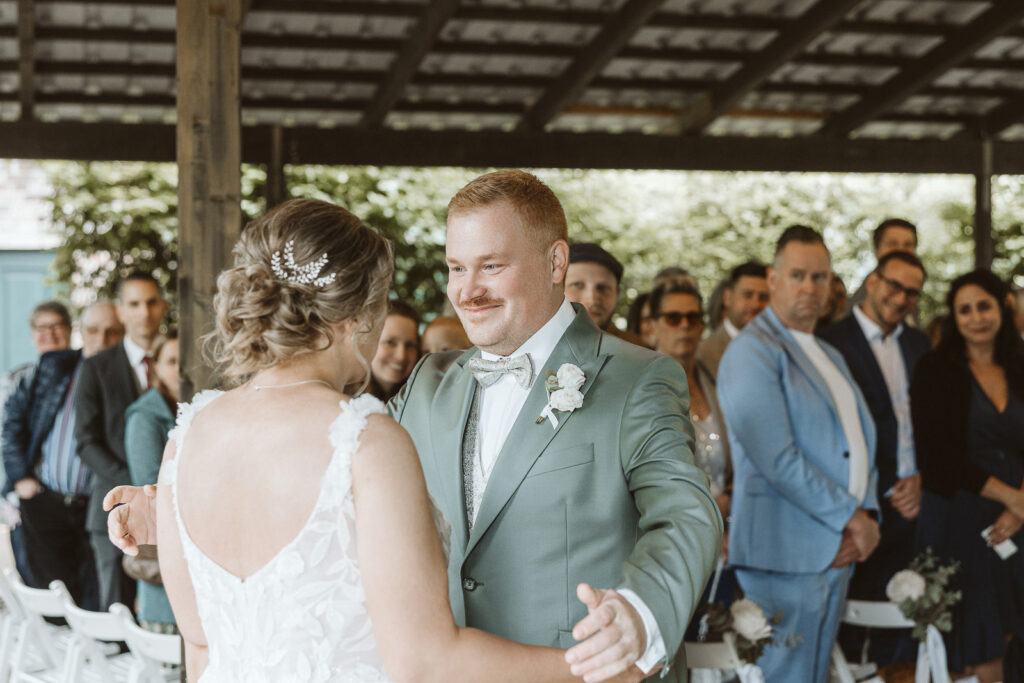 Brautpaar bei der freien Trauung im Averdunkshof